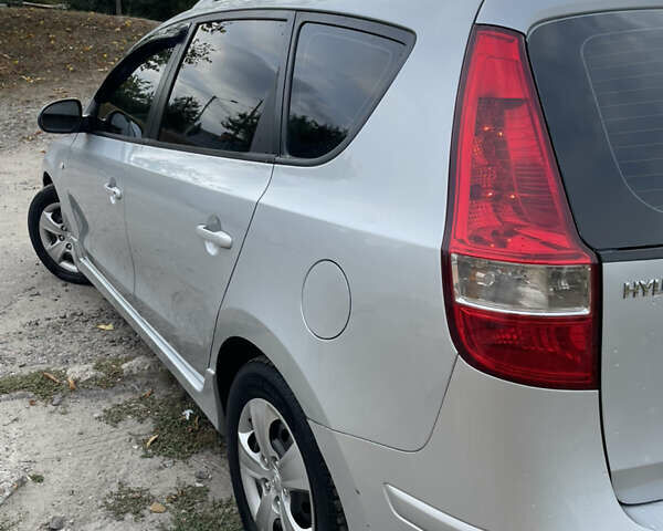 Серый Хендай i30, объемом двигателя 1.58 л и пробегом 270 тыс. км за 6499 $, фото 2 на Automoto.ua