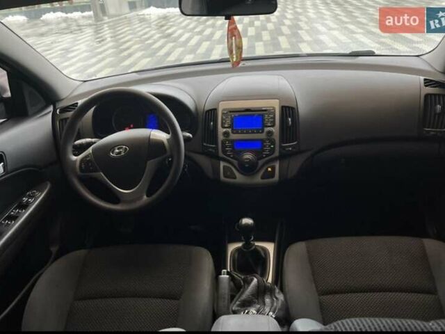 Серый Хендай i30, объемом двигателя 1.6 л и пробегом 255 тыс. км за 5500 $, фото 5 на Automoto.ua
