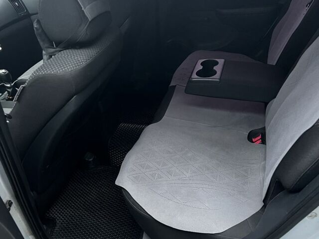 Серый Хендай i30, объемом двигателя 1.4 л и пробегом 190 тыс. км за 6100 $, фото 5 на Automoto.ua