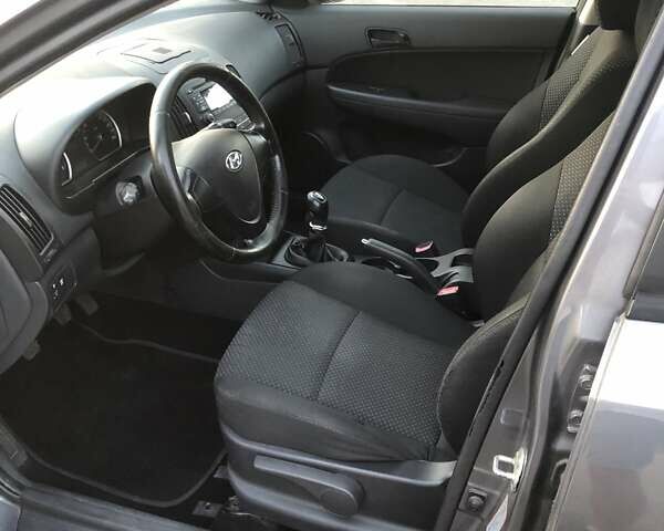 Сірий Хендай i30, об'ємом двигуна 1.4 л та пробігом 194 тис. км за 5999 $, фото 4 на Automoto.ua