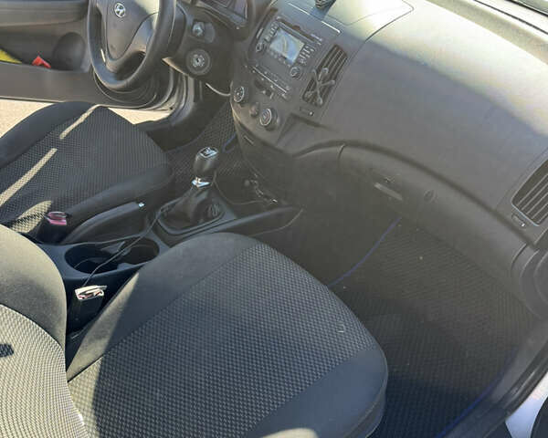 Серый Хендай i30, объемом двигателя 1.4 л и пробегом 242 тыс. км за 4999 $, фото 16 на Automoto.ua