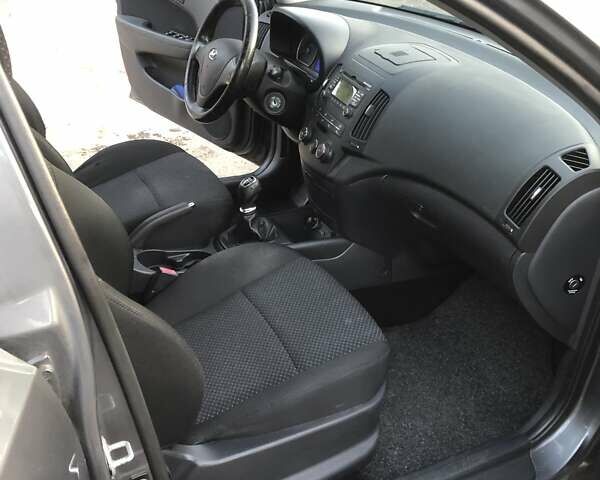 Сірий Хендай i30, об'ємом двигуна 1.4 л та пробігом 194 тис. км за 5999 $, фото 7 на Automoto.ua
