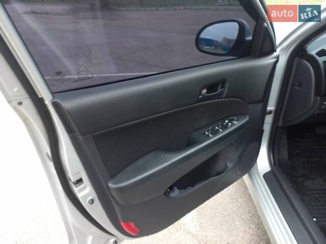 Серый Хендай i30, объемом двигателя 1.59 л и пробегом 250 тыс. км за 7200 $, фото 6 на Automoto.ua