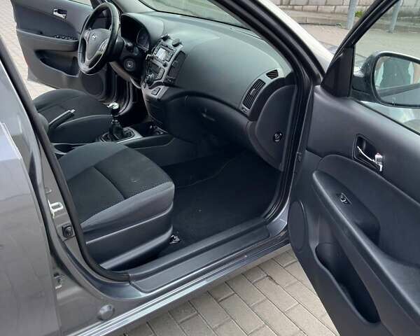 Серый Хендай i30, объемом двигателя 1.58 л и пробегом 170 тыс. км за 6500 $, фото 13 на Automoto.ua