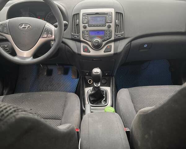 Серый Хендай i30, объемом двигателя 1.6 л и пробегом 447 тыс. км за 5200 $, фото 11 на Automoto.ua