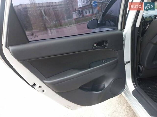 Серый Хендай i30, объемом двигателя 1.59 л и пробегом 250 тыс. км за 7200 $, фото 4 на Automoto.ua