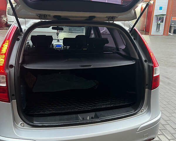 Серый Хендай i30, объемом двигателя 1.4 л и пробегом 190 тыс. км за 6100 $, фото 6 на Automoto.ua