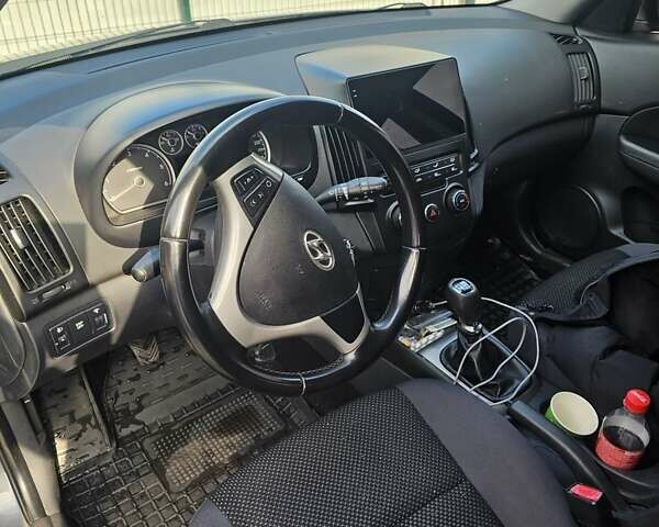 Серый Хендай i30, объемом двигателя 1.58 л и пробегом 255 тыс. км за 6700 $, фото 5 на Automoto.ua