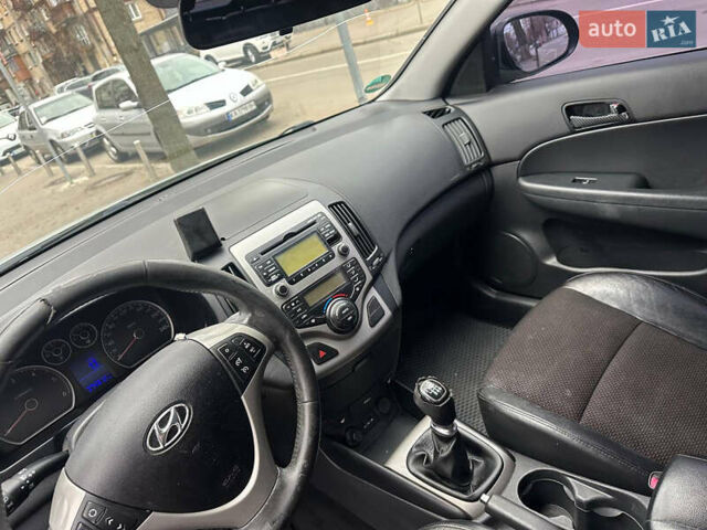 Сірий Хендай i30, об'ємом двигуна 1.58 л та пробігом 230 тис. км за 3450 $, фото 13 на Automoto.ua