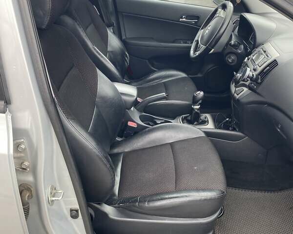 Сірий Хендай i30, об'ємом двигуна 1.6 л та пробігом 334 тис. км за 6500 $, фото 10 на Automoto.ua