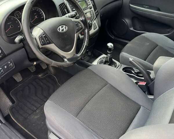 Серый Хендай i30, объемом двигателя 1.58 л и пробегом 170 тыс. км за 6500 $, фото 5 на Automoto.ua