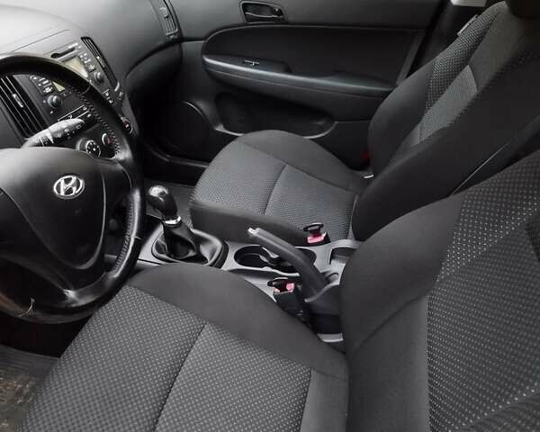 Серый Хендай i30, объемом двигателя 1.6 л и пробегом 115 тыс. км за 6700 $, фото 3 на Automoto.ua