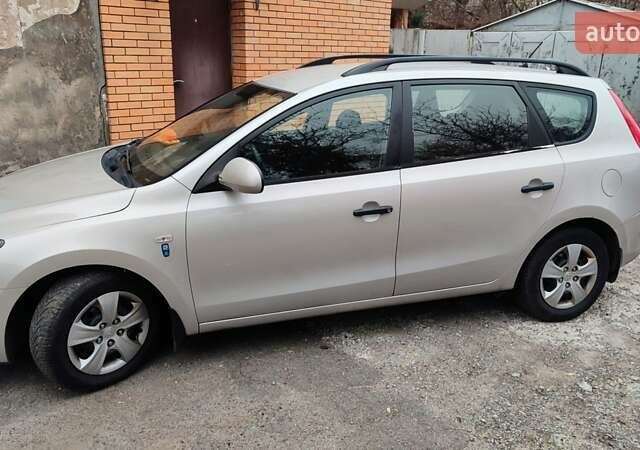 Сірий Хендай i30, об'ємом двигуна 1.58 л та пробігом 253 тис. км за 5500 $, фото 1 на Automoto.ua