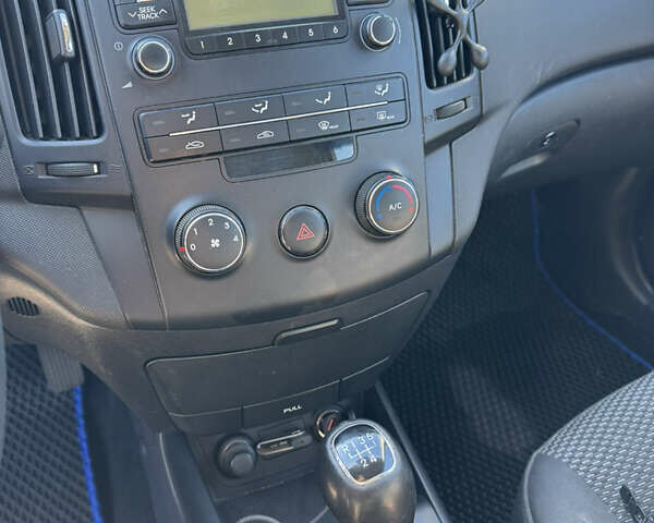 Серый Хендай i30, объемом двигателя 1.4 л и пробегом 242 тыс. км за 4999 $, фото 13 на Automoto.ua