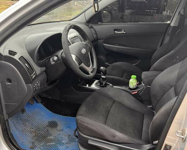 Серый Хендай i30, объемом двигателя 1.6 л и пробегом 447 тыс. км за 5200 $, фото 7 на Automoto.ua