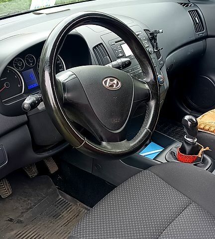 Серый Хендай i30, объемом двигателя 1.6 л и пробегом 260 тыс. км за 5800 $, фото 3 на Automoto.ua
