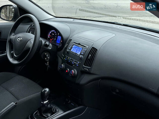 Серый Хендай i30, объемом двигателя 1.4 л и пробегом 121 тыс. км за 6499 $, фото 11 на Automoto.ua