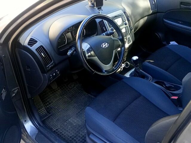 Серый Хендай i30, объемом двигателя 1.6 л и пробегом 233 тыс. км за 6000 $, фото 1 на Automoto.ua