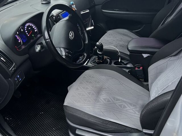 Серый Хендай i30, объемом двигателя 1.4 л и пробегом 190 тыс. км за 6100 $, фото 6 на Automoto.ua