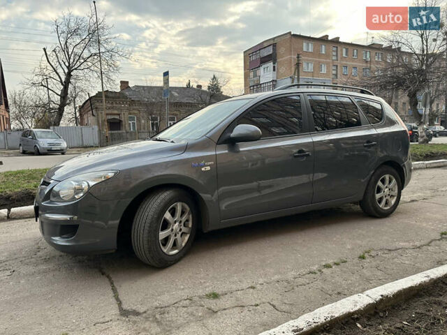 Серый Хендай i30, объемом двигателя 1.6 л и пробегом 220 тыс. км за 5500 $, фото 16 на Automoto.ua