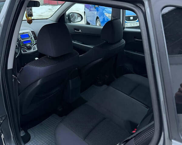 Серый Хендай i30, объемом двигателя 1.6 л и пробегом 154 тыс. км за 6800 $, фото 11 на Automoto.ua