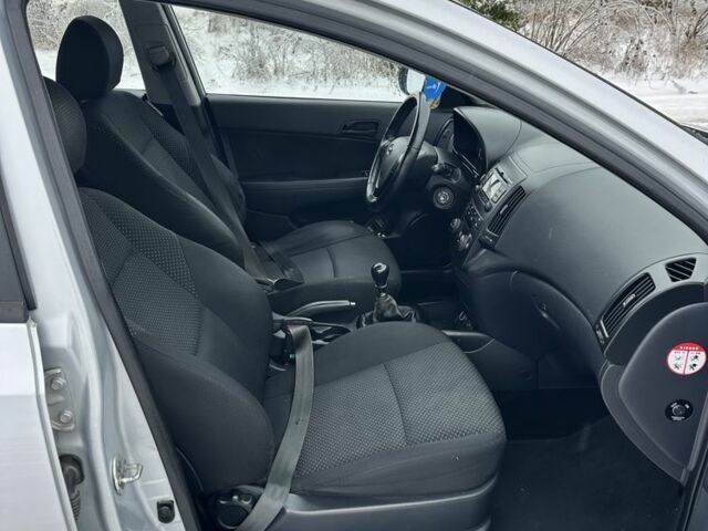 Серый Хендай i30, объемом двигателя 1.3 л и пробегом 280 тыс. км за 2550 $, фото 7 на Automoto.ua