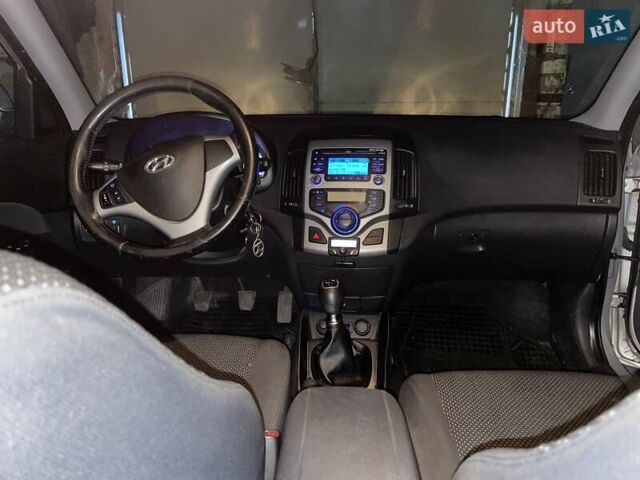 Сірий Хендай i30, об'ємом двигуна 1.6 л та пробігом 394 тис. км за 6200 $, фото 11 на Automoto.ua