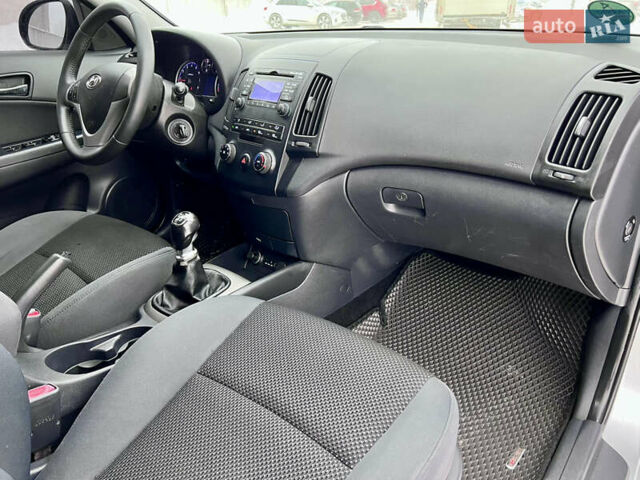 Серый Хендай i30, объемом двигателя 1.4 л и пробегом 197 тыс. км за 5650 $, фото 45 на Automoto.ua