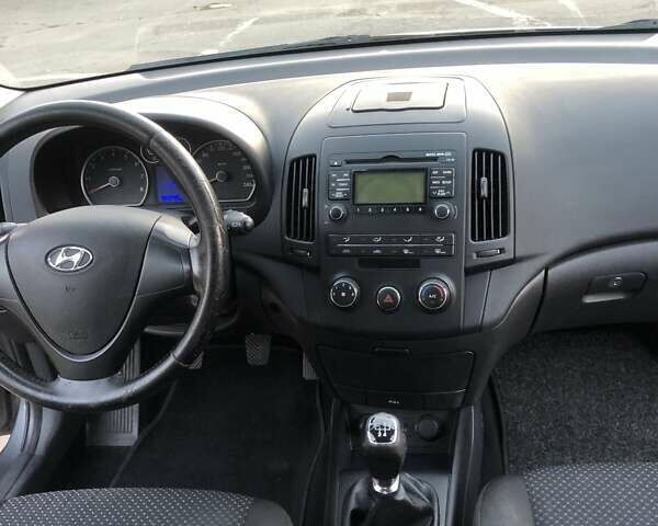 Сірий Хендай i30, об'ємом двигуна 1.4 л та пробігом 194 тис. км за 5999 $, фото 6 на Automoto.ua