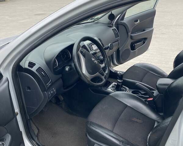Сірий Хендай i30, об'ємом двигуна 1.6 л та пробігом 334 тис. км за 6500 $, фото 6 на Automoto.ua