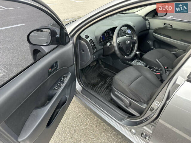 Сірий Хендай i30, об'ємом двигуна 1.59 л та пробігом 157 тис. км за 6000 $, фото 11 на Automoto.ua