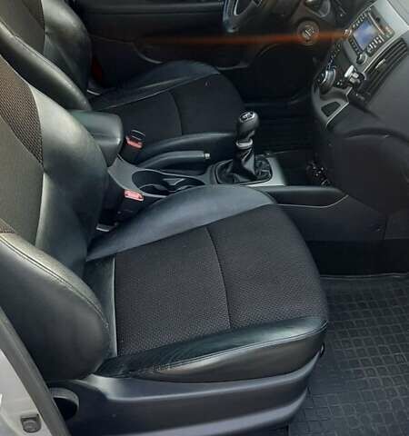 Серый Хендай i30, объемом двигателя 1.4 л и пробегом 213 тыс. км за 6500 $, фото 14 на Automoto.ua