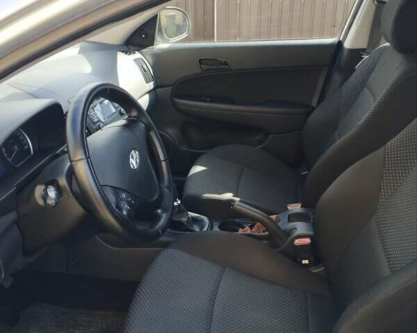 Серый Хендай i30, объемом двигателя 1.4 л и пробегом 188 тыс. км за 6000 $, фото 14 на Automoto.ua
