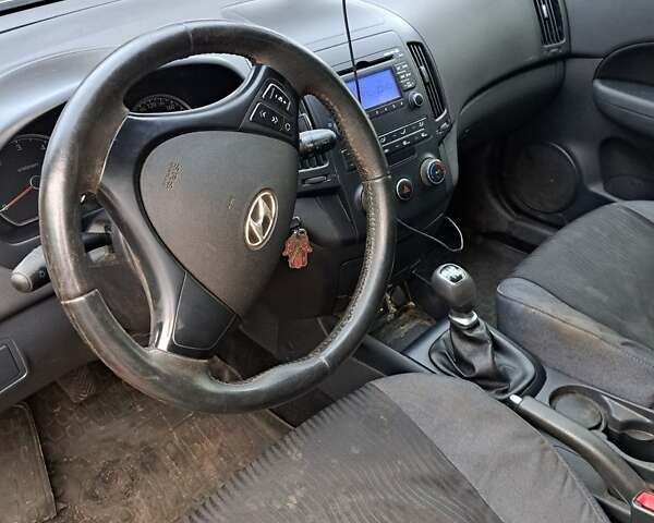 Серый Хендай i30, объемом двигателя 1.58 л и пробегом 152 тыс. км за 5400 $, фото 6 на Automoto.ua