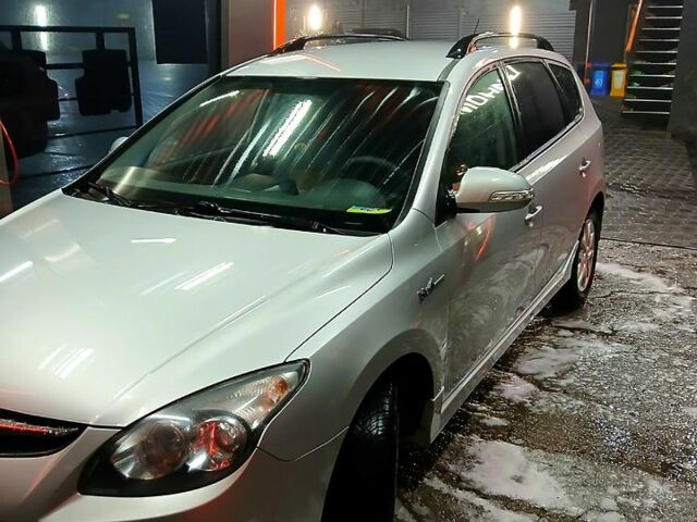 Серый Хендай i30, объемом двигателя 1.4 л и пробегом 218 тыс. км за 7000 $, фото 3 на Automoto.ua