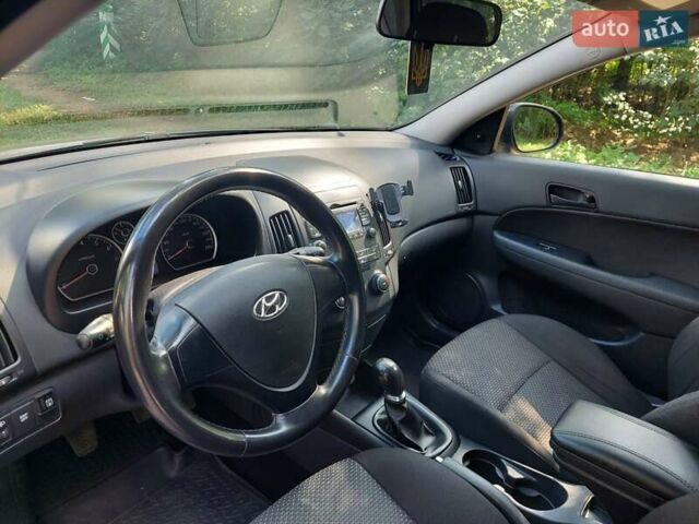 Серый Хендай i30, объемом двигателя 1.4 л и пробегом 268 тыс. км за 6300 $, фото 5 на Automoto.ua