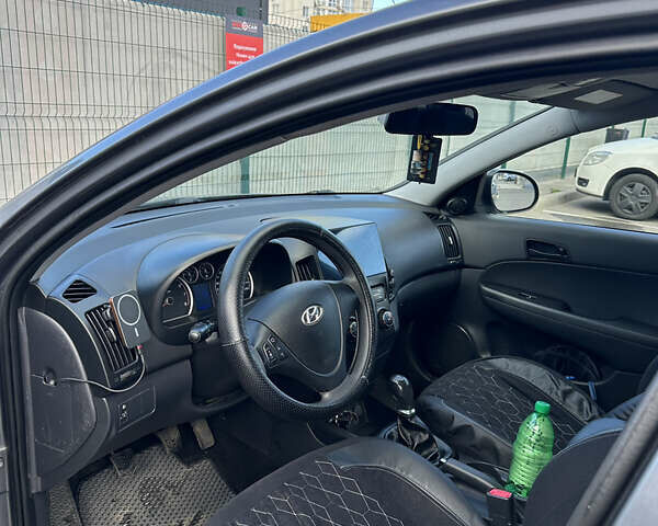 Серый Хендай i30, объемом двигателя 1.59 л и пробегом 146 тыс. км за 7000 $, фото 5 на Automoto.ua