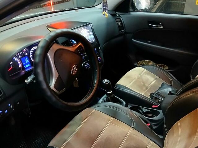 Серый Хендай i30, объемом двигателя 1.4 л и пробегом 218 тыс. км за 7000 $, фото 6 на Automoto.ua