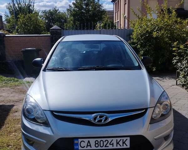 Серый Хендай i30, объемом двигателя 1.4 л и пробегом 188 тыс. км за 6000 $, фото 2 на Automoto.ua