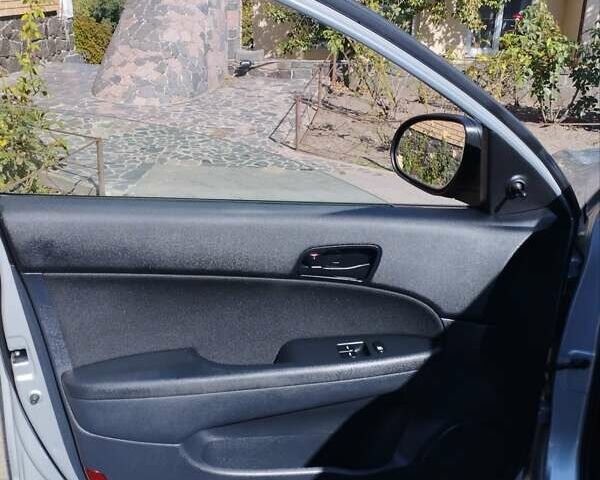 Серый Хендай i30, объемом двигателя 1.4 л и пробегом 188 тыс. км за 6000 $, фото 6 на Automoto.ua
