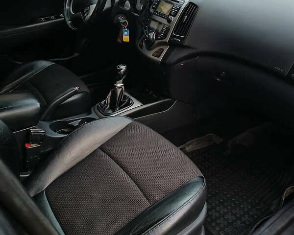 Серый Хендай i30, объемом двигателя 1.58 л и пробегом 348 тыс. км за 6000 $, фото 11 на Automoto.ua