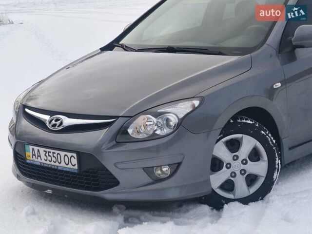 Серый Хендай i30, объемом двигателя 1.59 л и пробегом 150 тыс. км за 7500 $, фото 5 на Automoto.ua