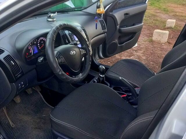 Серый Хендай i30, объемом двигателя 1.6 л и пробегом 235 тыс. км за 6700 $, фото 8 на Automoto.ua