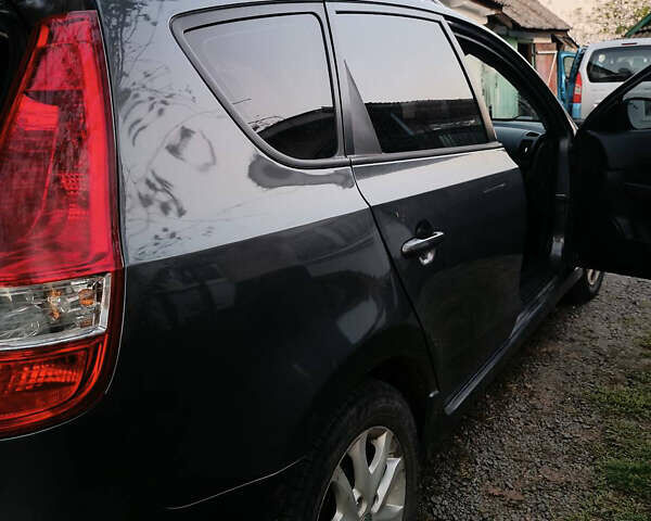 Серый Хендай i30, объемом двигателя 1.58 л и пробегом 348 тыс. км за 6000 $, фото 6 на Automoto.ua