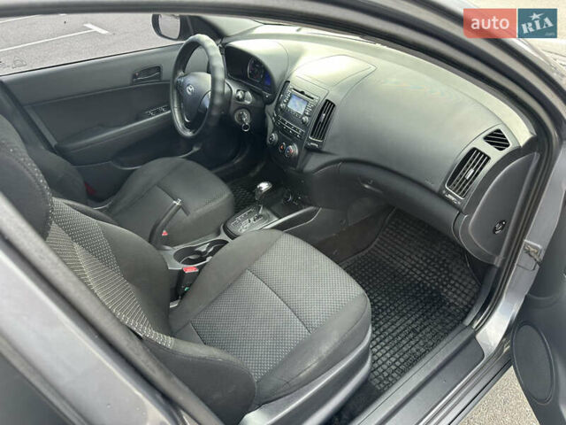 Сірий Хендай i30, об'ємом двигуна 1.59 л та пробігом 157 тис. км за 6000 $, фото 8 на Automoto.ua