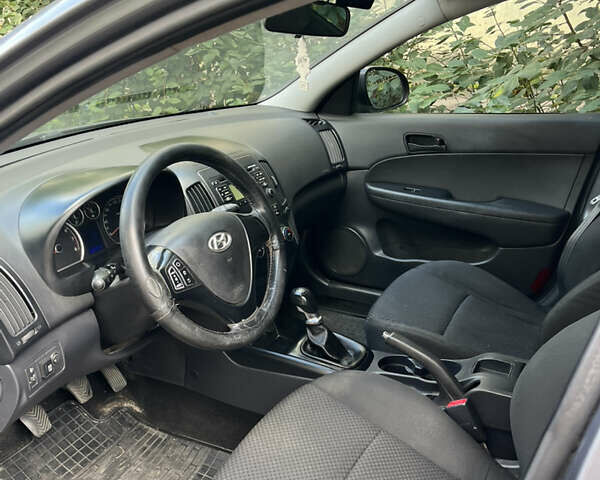 Сірий Хендай i30, об'ємом двигуна 1.59 л та пробігом 269 тис. км за 6000 $, фото 2 на Automoto.ua