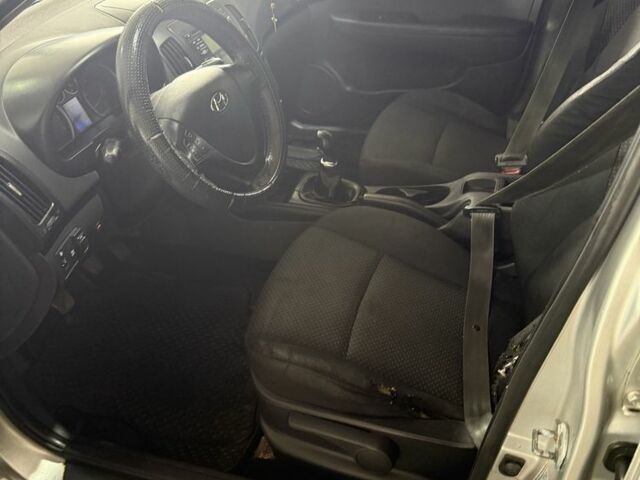 Серый Хендай i30, объемом двигателя 1.4 л и пробегом 400 тыс. км за 2999 $, фото 6 на Automoto.ua