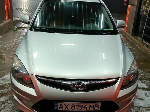 Серый Хендай i30, объемом двигателя 1.4 л и пробегом 218 тыс. км за 7000 $, фото 1 на Automoto.ua