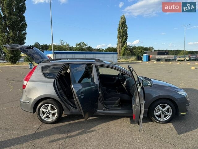 Сірий Хендай i30, об'ємом двигуна 1.59 л та пробігом 181 тис. км за 7500 $, фото 8 на Automoto.ua