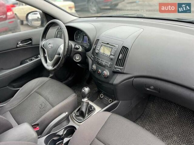 Серый Хендай i30, объемом двигателя 1.6 л и пробегом 290 тыс. км за 2750 $, фото 5 на Automoto.ua